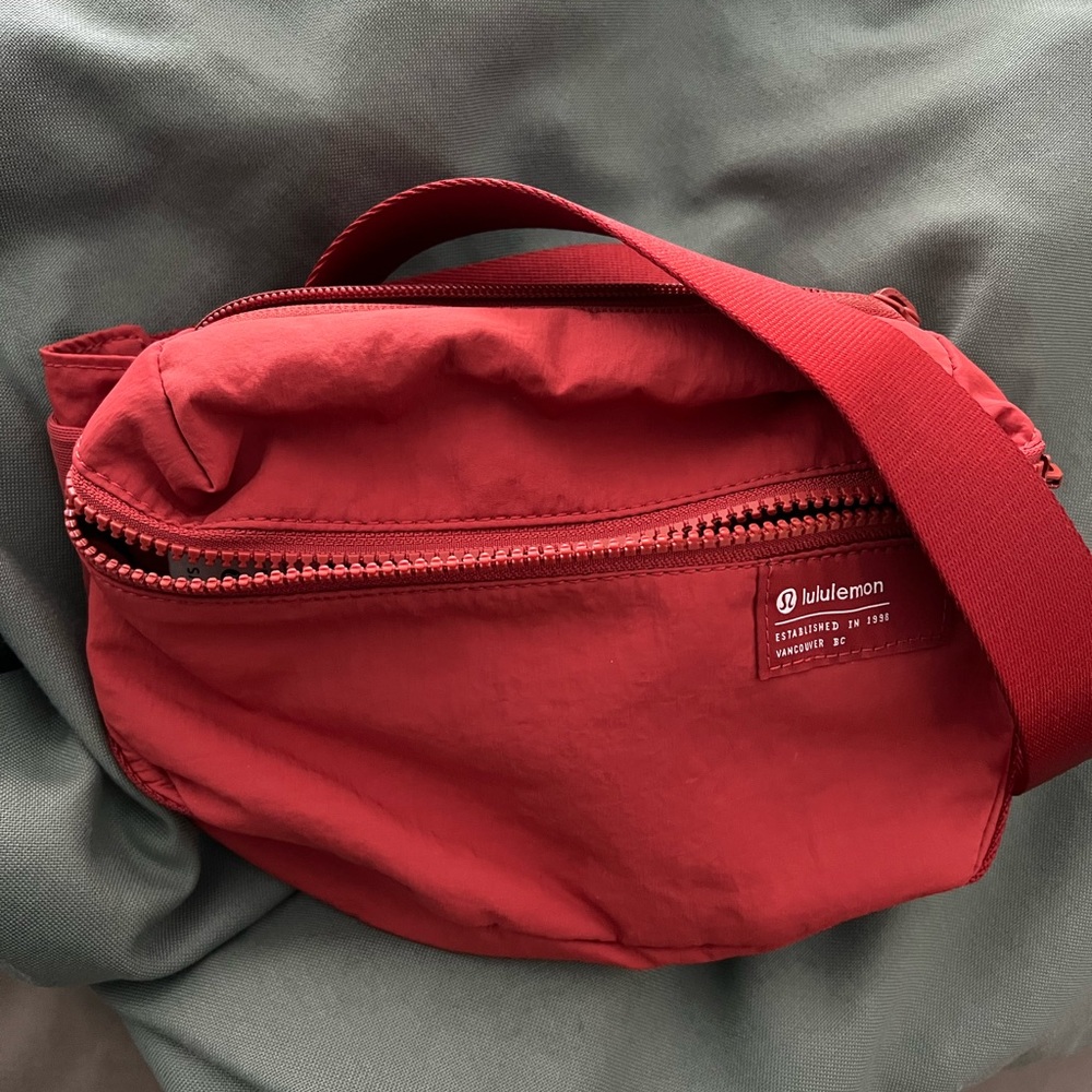 Lululemon clean lines belt bag
